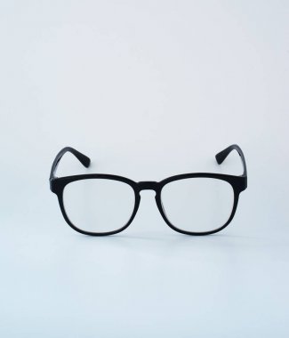 Beyaz arkaplanda izole edilmiş siyah gözlük .