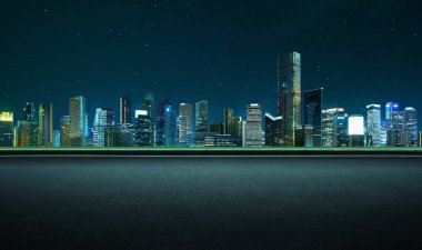 Asfalt yol modern city yakınındaki gecede yan görünüm.