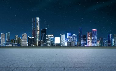 Taş mermer zemin ve şehir manzarası arka plan ile gece boş asfalt yol.
