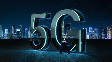 Mavi neon ışık ile 3d render 5 g fütüristik font üzerinde siting işadamı heyecanlı.