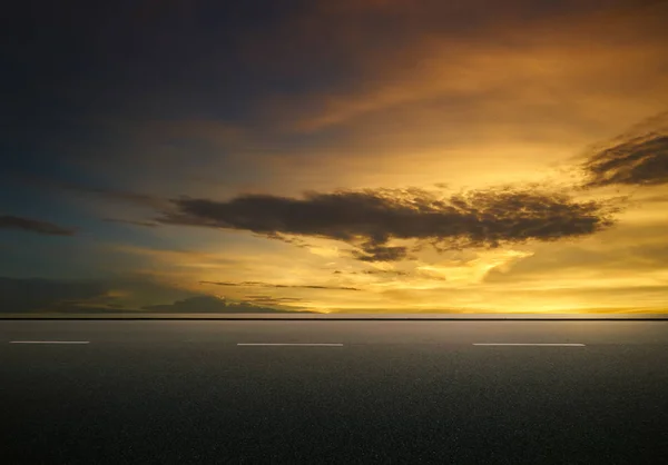 劇的な日の出の空アスファルト道路 — ストック写真