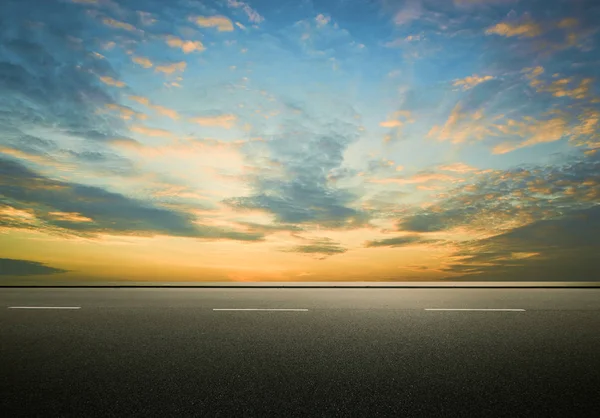 Camino Asfalto Con Dramático Cielo Amanecer —  Fotos de Stock