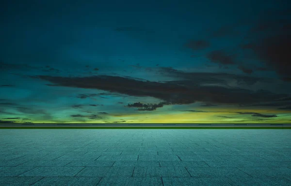 空の青と緑の背景の前に空床 — ストック写真