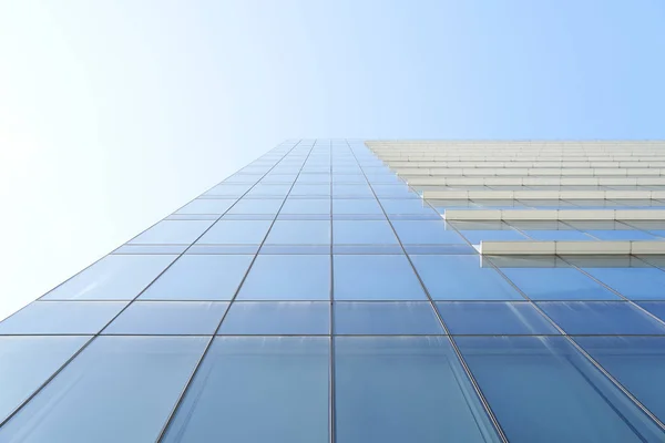 Vue en angle bas de l'immeuble de bureaux — Photo