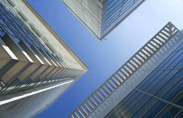Vista de ángulo bajo del edificio de oficinas — Foto de Stock
