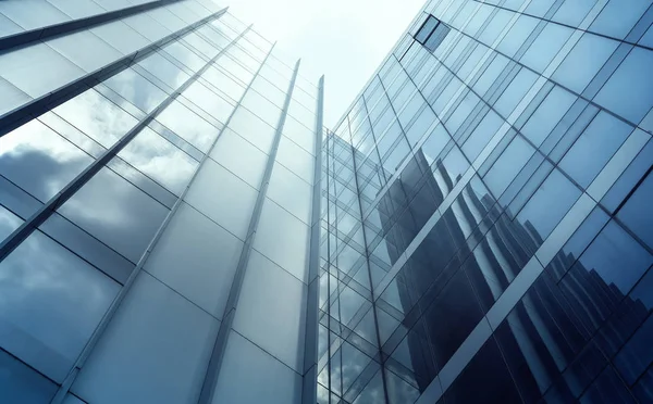 Alacsony látószögű általános modern irodai felhőkarcoló — Stock Fotó
