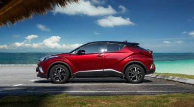 Kuala Lumpur, Malezya - 1 Kasım 2019: yeni kırmızı Toyota C-Hr SUV Parkı sahil tarafında. Toyota C-Hr, Malezya 'nın favori SUV arabalarından biridir. .