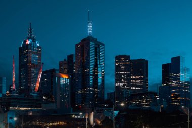Melbourne şehrinin alacakaranlık manzarası 