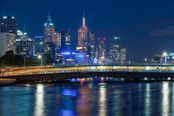 O rio Yarra e a cidade de Melbourne — Fotografia de Stock