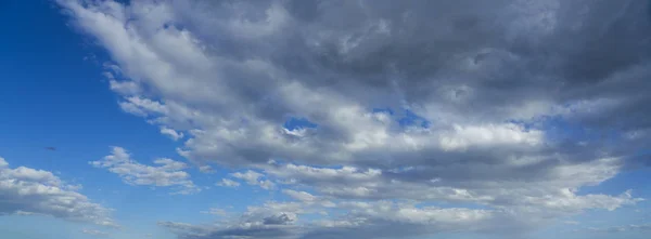 Panorama kontrast a pulzující oblačná obloha — Stock fotografie