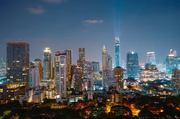 Vista nocturna del paisaje urbano de Bangkok moderno edificio de negocios de oficinas —  Fotos de Stock
