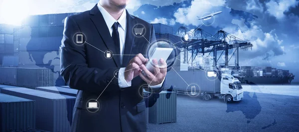 İşadamı lojistik hisselerini analiz etmek için akıllı telefona dokunuyor.