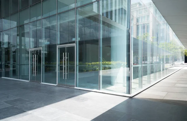 Empty ground in front of modern buildings . — Stock Photo, Image