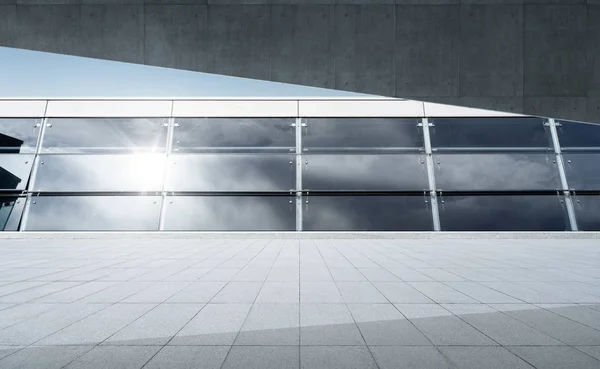 現代的なガラスのファサードの建物と昼間のビューで具体的な屋上と空のタイルパターンフロア — ストック写真