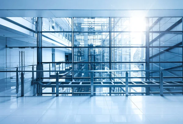 Intérieur vide d'immeuble de bureaux moderne avec lumière du soleil. Bleu tonique — Photo