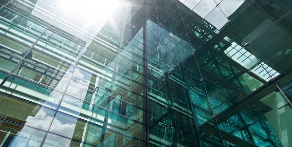 Χαμηλή γωνία closeup άποψη της σύγχρονης πράσινο γυαλί πρόσοψης κτιρίου γραφείων — Φωτογραφία Αρχείου
