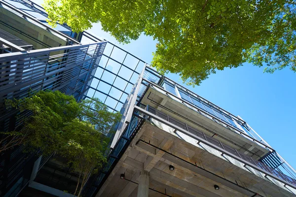 Nízký úhel pohledu moderní budovy — Stock fotografie