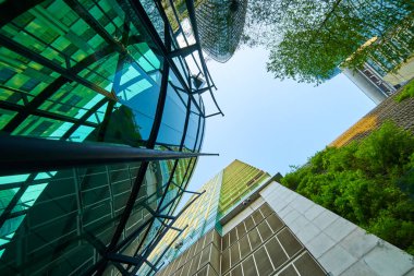 Modern cam binaların düşük açılı görüntüleri.