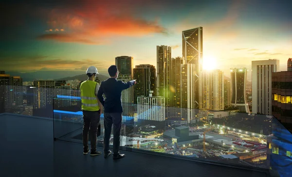 Geschäftsmann und Bauingenieur stehen auf offenem Dach — Stockfoto