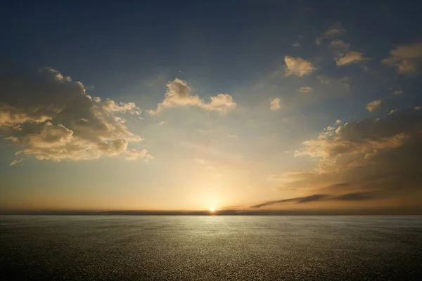 Прекрасне Небо Заходу Сонця Порожньою Асфальтовою Підлогою — стокове фото