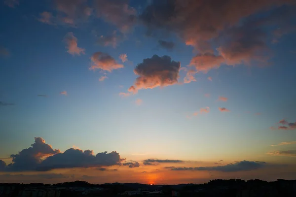 Прекрасне Яскраве Оранжево Рожеве Блакитне Хмарне Романтичне Небо Заходу Сонця — стокове фото