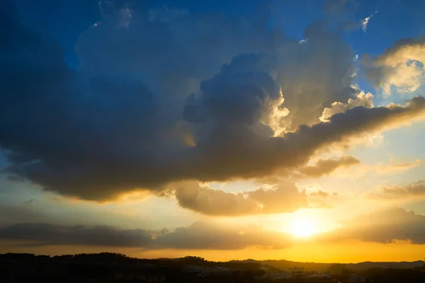 Прекрасне Яскраве Золоте Блакитне Хмарне Драматичне Небо Заходу Сонця — стокове фото