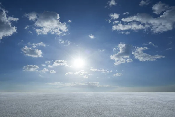 Κενό Δάπεδο Ασφάλτου Γαλάζιο Ουρανό Και Λαμπερό Ήλιο — Φωτογραφία Αρχείου