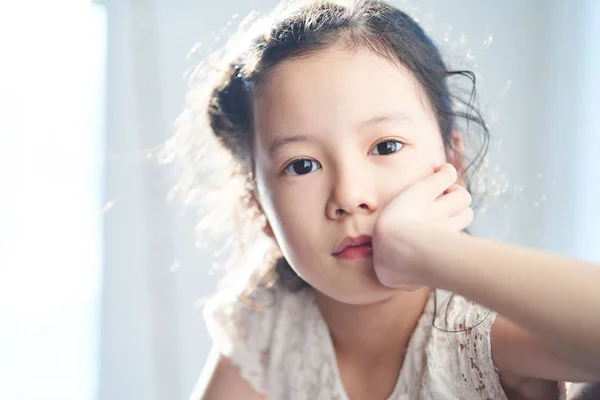 かなりアジアの女の子の肖像画 — ストック写真