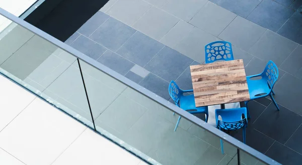 Γωνία πάνω όψης ξύλινο τραπέζι και για μπλε καρέκλα . — Φωτογραφία Αρχείου