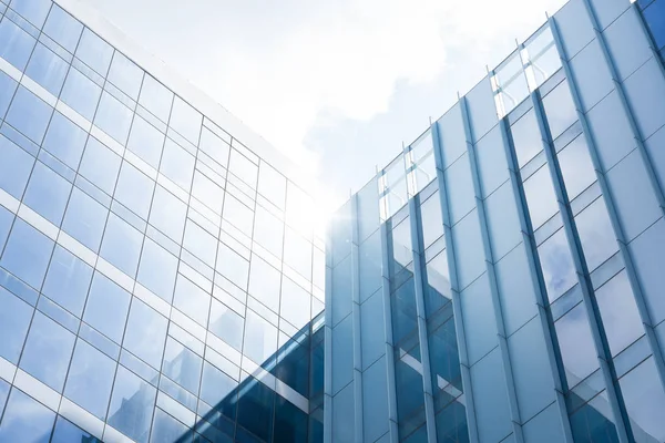 Låg vinkel syn på generiska moderna kontor skyskrapor — Stockfoto