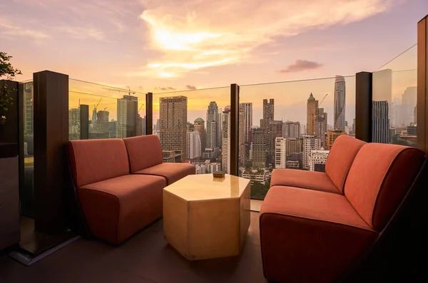 Bekväm soffa enhet på taket bar och restaurang område — Stockfoto