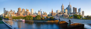 Avustralya 'da gün doğumunda güzel Melbourne şehir manzarası manzarası gökyüzü .