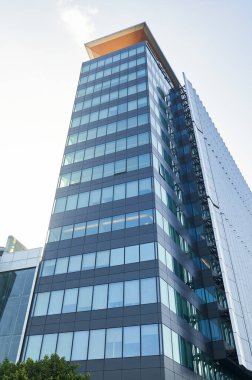 Putrajaya, Malezya 'daki ofis binasının düşük açılı görüntüsü.