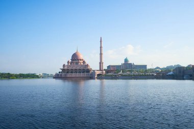 Putra Camii mavi gökyüzünün altındaki gölde. Putrajaya, Kuala Lumpur, Malezya