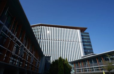 Güneşli günlerde modern binalar Putrajaya, Malezya.