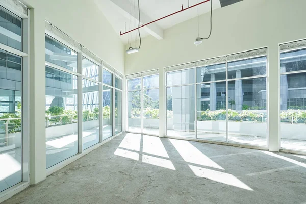 Interior Escritório Vazio Não Renovado Com Janela Panorâmica — Fotografia de Stock