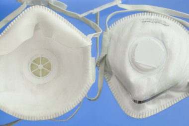 Corona virüsü ffp2 ön ve arka hava filtresi ile maskelenmiş
