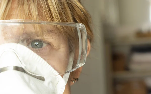 Kvinna Med Självskyddande Enheter Glasögon Och Mask — Stockfoto