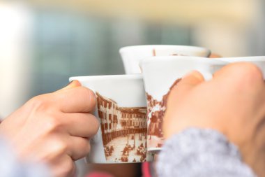 Tezahürat ve için kızartma elleriyle önemli hayat kısa kutlamak. Cappuccino kahve bar restoran toplantıda içme alkış en iyi arkadaş. Sol el üzerinde ana odak dahil konseptiyle.