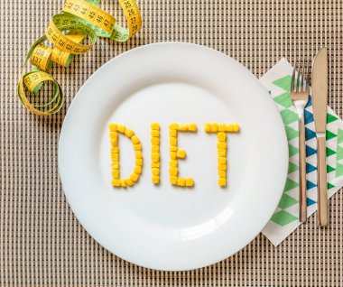 Boş tabak sebze kompozisyonu ile sağlıklı öğle yemeği. Sağlıklı beslenme ve kilo yönetimi ölçme bant ile tanıtmak için diyet kavramı. Kalan Yaz geliyor ve pass mayo test için uygun.