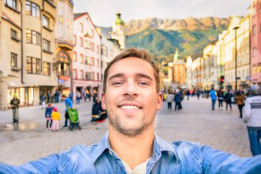 Yakışıklı bir selfie İnnsbruck Maria Theresa kare fotoğrafta. Neşeli Gezgin eski dağ town içinde yolculuk sırasında Hatıra fotoğrafı al. Macera seyahat yaşam tarzı kavramı dünya seyahat etrafında.