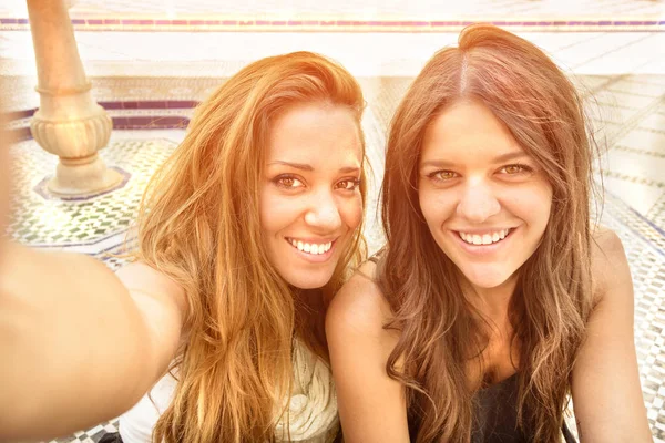 Genç arkadaş çift komik bir selfie Açık Hava Müzesi'nde alarak en iyi. Neşeli kızlar şehir gezisi çevresinde bir gezi sırasında en iyi anları zevk gülmek. Birlikte duygusal eğleniyor seyahat kız