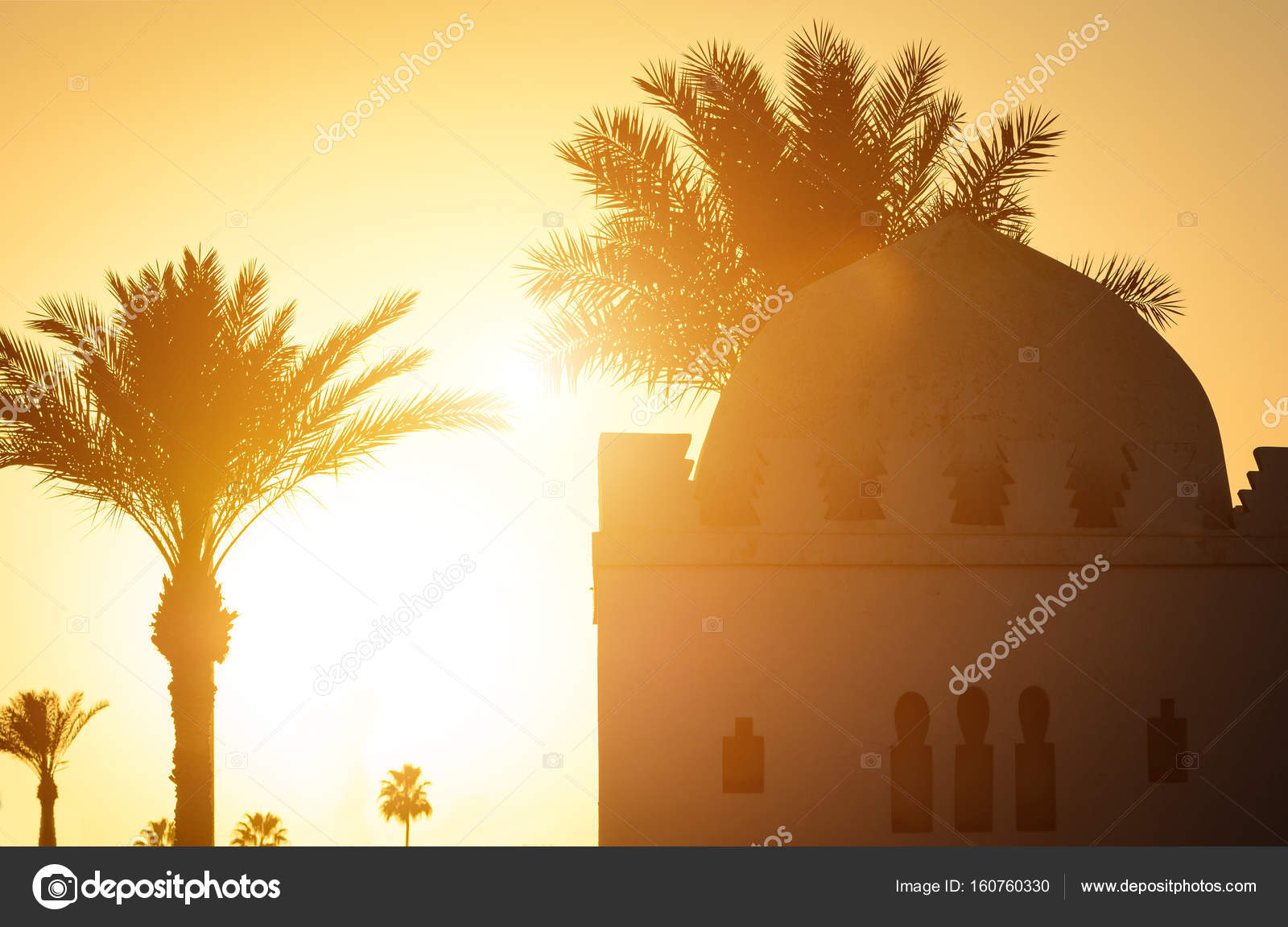 Beau Moment Du Coucher Du Soleil Avec église Islamique