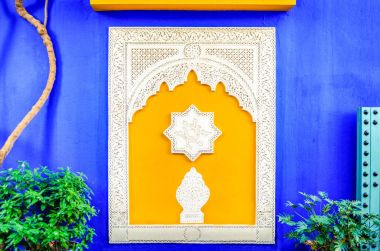 Jardin Majorelle, eski moda tasarımcısı Yves Saint Laurent Marrakesh Fas köşkü renkli penceresinde. Yves Saint-Laurent mavi Ev'in sarı pencere çerçeveleri. İslam Sanat Müzesi.