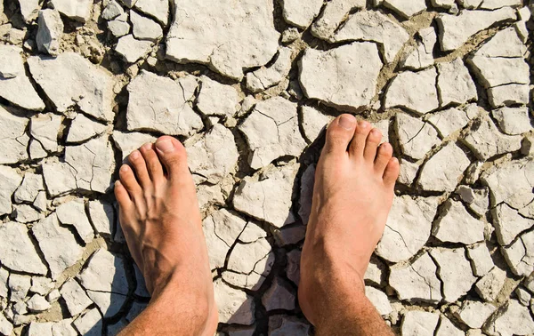 Pés nus em terra seca — Fotografia de Stock