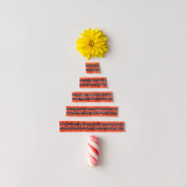 Christmas tree made of marshmallow candy, flower and sour strips — Stock fotografie