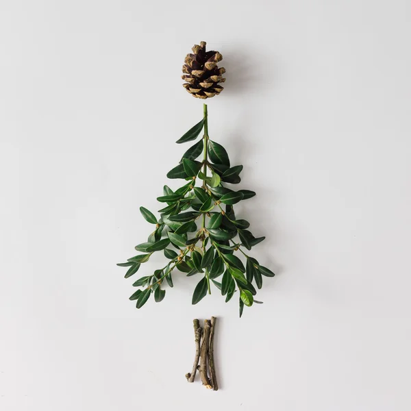 Árbol de Navidad hecho de hojas y ramas . — Foto de Stock