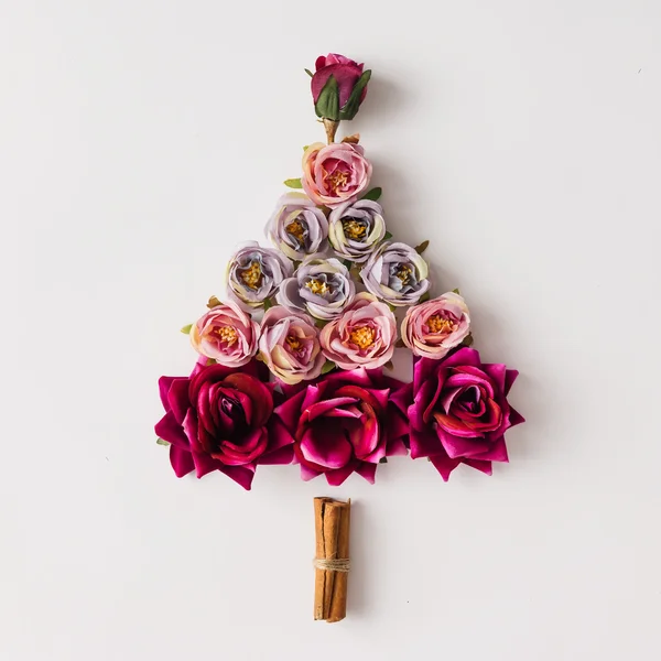 Árbol de Navidad hecho de flores y palitos de canela —  Fotos de Stock