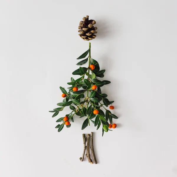 Árvore de Natal feita de folhas e bagas — Fotografia de Stock