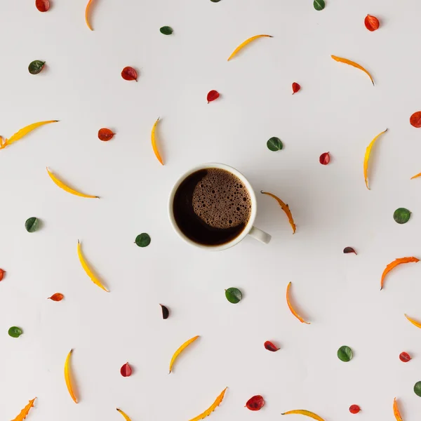 Herfstbladeren met koffiekopje. — Stockfoto